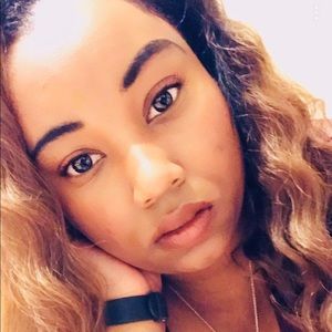 Meet your Posher, Johnayia